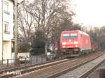 BR 185/35802/185-206-0-fhrt-mit-ein-gemischten 185 206-0 fhrt mit ein gemischten Gterzug durch Rdesheim an dem Rhein. 12.02.08