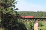 Eine unbekannte 185iger erreicht das Viadukt von Beratzhausen mit einem gedeckten Güterzug.