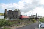 185 176-7 mit einem gedecktem Güterzug bei der durchfahrt von Rüdesheim. 07.05.15