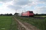 185 359-7 zieht einen gedeckten Güterzug bei der Stromkreistrennstelle Bischofsheim. 20.05.15