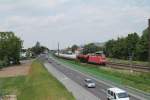 185 320-9 durchfährt Hemsbach mit einem gemischten Güterzug in Richtung Süden.
