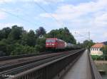 185 349-8 zieht ein Intermodalzug ber die Donaubrcke bei Regensburg-Prfering. 20.06.09