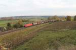 BR 185/590994/185-2-zieht-einen-gedeckten-gueterzug 185 2 zieht einen gedeckten Güterzug nach Norden bei Fahlenbach. 21.10.17