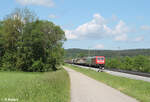 BR 185/872597/185-219-3--185-389-co2 185 219-3 + 185 389 'Co2 Frei'mit einem Gemischten Güterzug aus Nürnberg nach Passau bei Pölling. 20.05.24