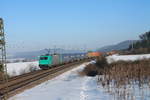 Angel Trains/538330/185-611-1-zieht-ein-containerzug-aus 185 611-1 zieht ein Containerzug aus Regensburg bei Darshofen. 21.01.17