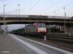 185 593-1 durchfhrt Regensburg HBF mit ein leeren Autotransportzug. 27.08.09