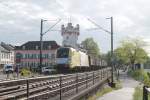 Dispo/428962/es64-u2---025-rollt-mit ES64 U2 - 025 rollt mit einem Coiltransport durch Rüdesheim am Rhein. 07.05.15