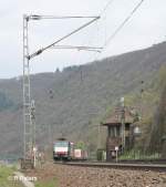 ES64 F4 082 mit dem Wechselpritschenzug Arcese beim Bahnübergang Niedertalbach kurz hinter Kaub. 21.03.14
