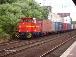 Eine kleine Lok der NE zieht ein Containerzug in Richtung Hafen bei Dsseldorf-Vlklingerstrasse. 02.08.06