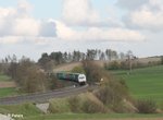 nordic-rail/502265/223-143-zieht-bei-lengenfeld-den 223 143 zieht bei Lengenfeld den Wiesau Containerzug nach Hamburg durch die Kurve. 25.04.16