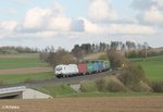 223 143 zieht bei Lengenfeld den Wiesau Containerzug nach Hamburg durch die Kurve. 25.04.16