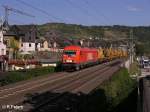 WLE - Westfalische Landes-Eisenbahn/42873/wle-22-ueberfuehrt-eine-baumaschine-udn WLE 22 berfhrt eine Baumaschine udn durchfhrt Oberwesel. 25.07.08