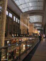 Links und Rechts der Strecke Noch einmal die geschm�ckte Hauptbahnhof Promenade in Leipzig zu Weihnachten
