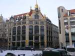 Links und Rechts der Strecke Prungtvolles Commerz Bank Geb�ude in der Leipziger Innnenstadt an der Thomaskirche.