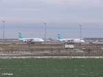 Links und Rechts der Strecke Blick auf den Flughafen Halle/Leipzig mit zwei russische Flieger