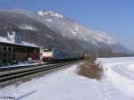 Locomotion 185 102 und eine Schwester Maschine ziehen ein Intermodalzug bei Niederaudorf in Richtung Kufstein. 16.02.10