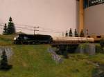 Eigene Moba/65840/er20-08-zieht-ein-holzzug-uebers ER20 08 zieht ein Holzzug bers Diorama von einem Kumpel.