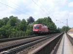 1016 002-6 zieht ein leeren Autotransportzug ber die Donaubrcke bei Regensburg-Prfering.