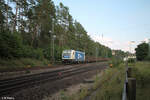 wiener-lokalbahn/826054/187-323-mit-einem-leeren-holzzug 187 323 mit einem leeren Holzzug bei der Durchfahrt in Ochenbruck. 10.09.23