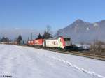 RailPool E186 664 zieht ein Sattelaufliegerzug bei Niederaudorf. 18.02.10