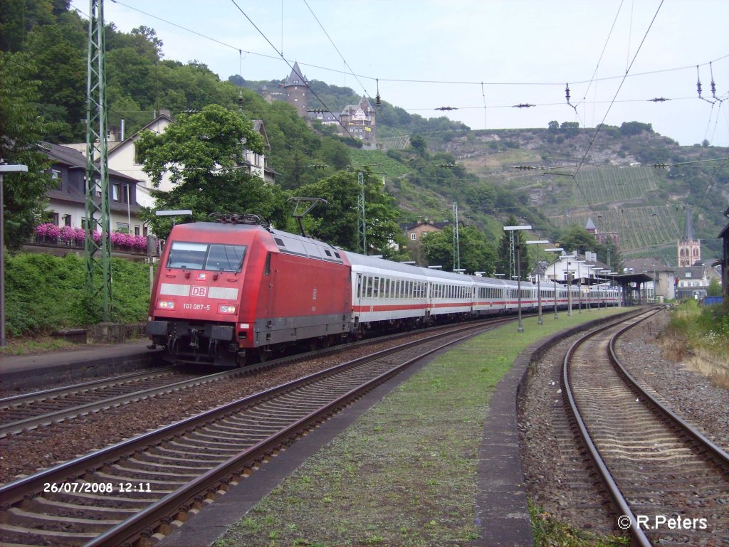 101 087-5 zieht den IC 2015 Emden-Stuttgart durch Bacharach. 26.07.08

