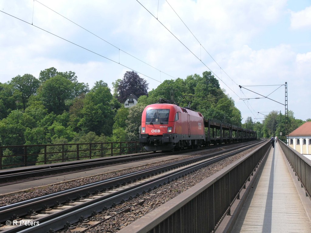 1016 002-6 zieht ein leeren Autotransportzug über die Donaubrücke bei Regensburg-Prüfering. 09.05.09
