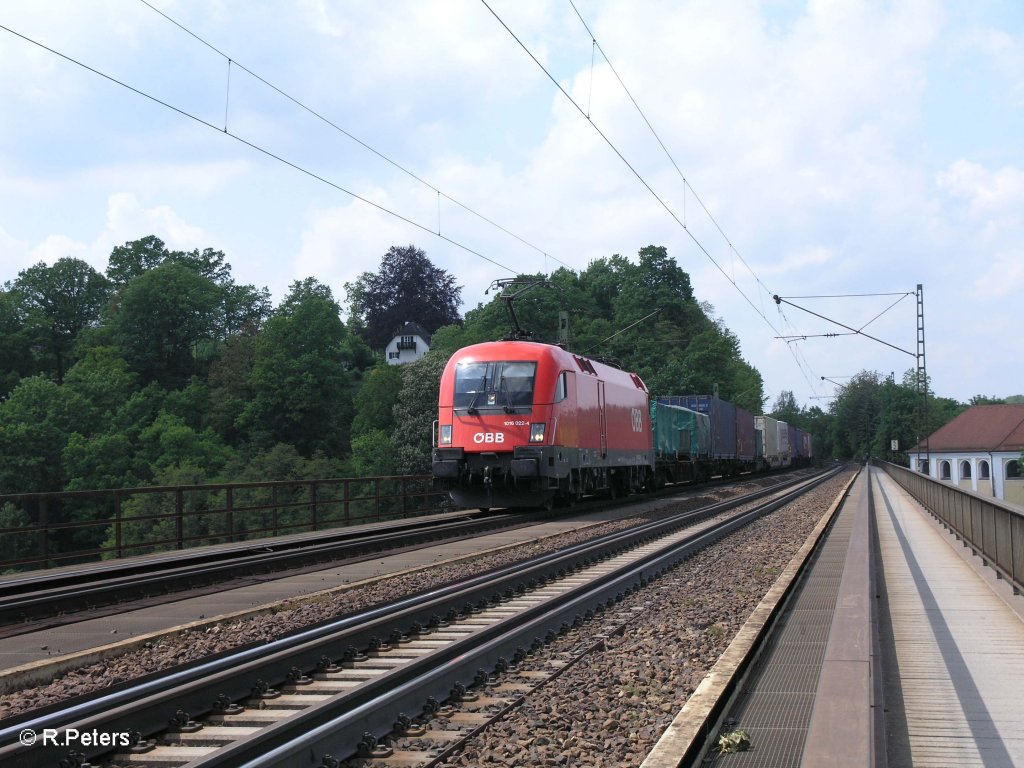 1016 022-3 überquert die Donaubrücke bei regensburg-Prüfering mit ein Containerzug. 03.05.09