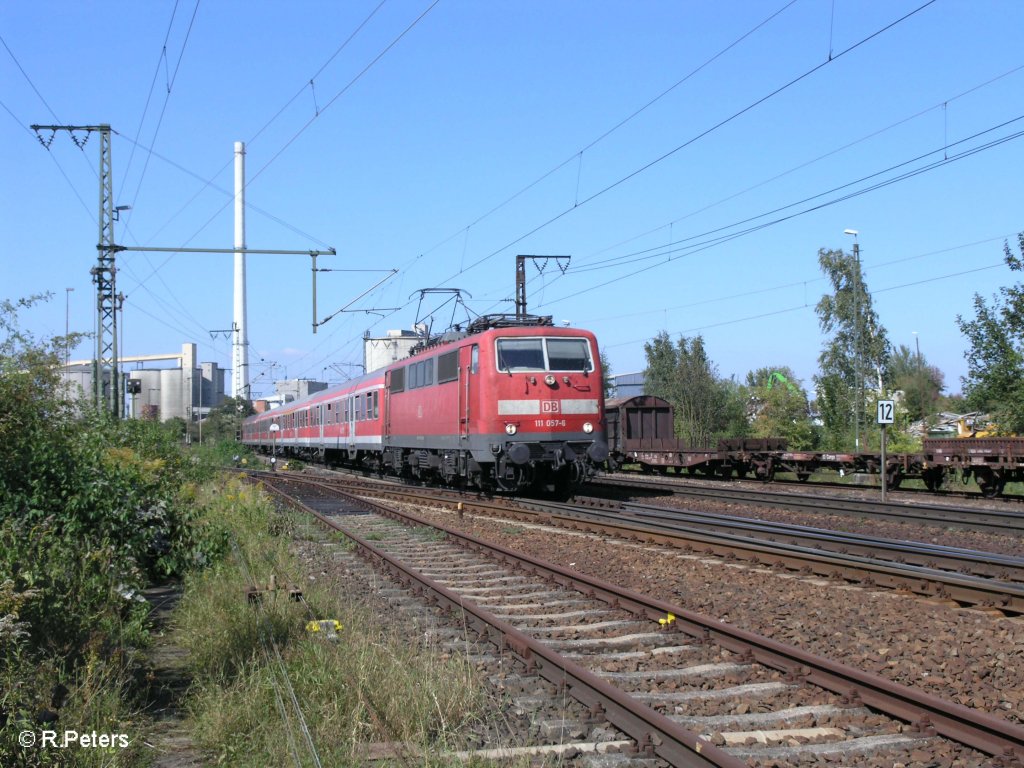 111 057-6 verlsst Regensburg mit der RB 32115 Plattling. 09.09.09
