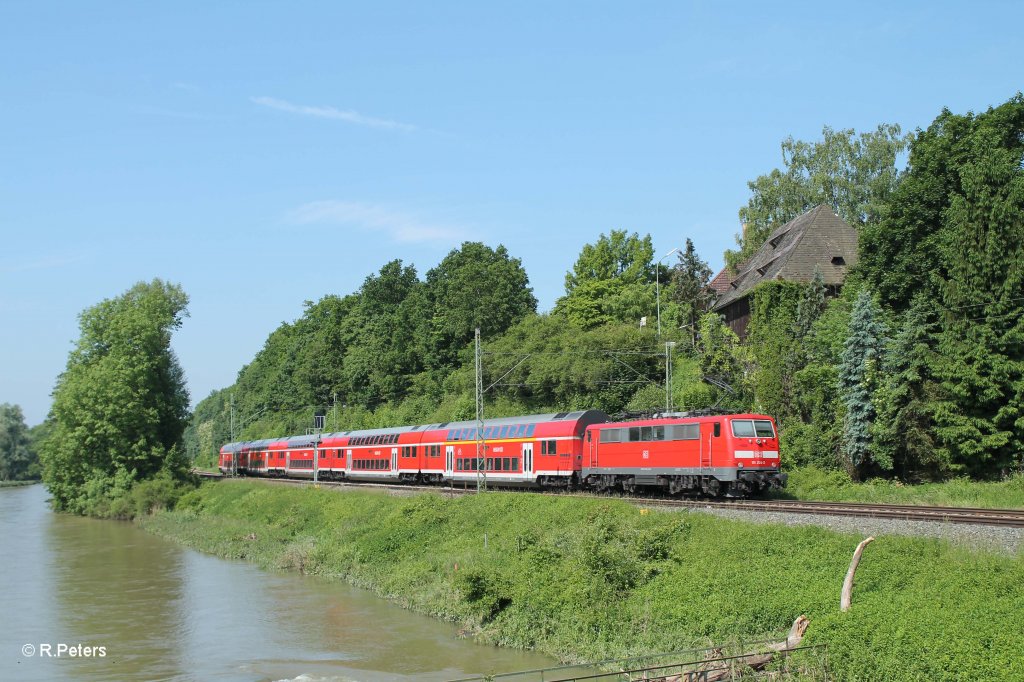 111 224-2 schiebt den RE 4257 Nrnberg - Regensburg - Mnchen bei Volkmannsdorf. 08.06.13
