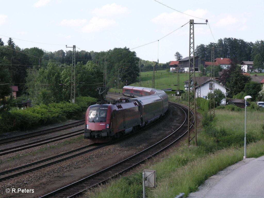 1116 210 schiebt den Railjet 69 Wien Westbahnhof durch Hellwang-Elixhausen. 13.06.09

