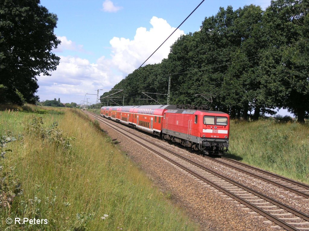 112 189-6 schiebt bei Jacobsdorf(Markt) den RE1 Magdeburg Buckau. 17.07.08