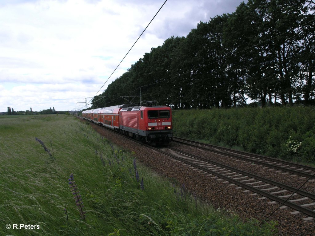 114 029-2 zieht bei Jacobsdorf(Mark) den RE38013 Eisenhttenstadt. 29.05.09
