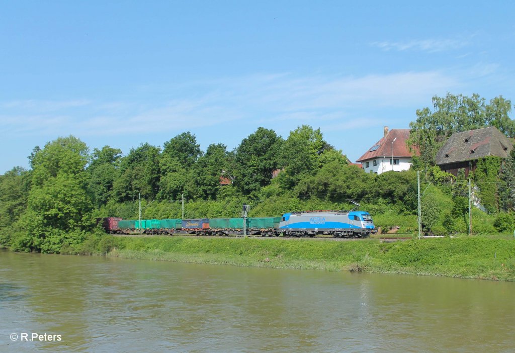 1216 921-7 mit einem Containerzug nach Passau bei Volkmannsdorf. 08.06.13