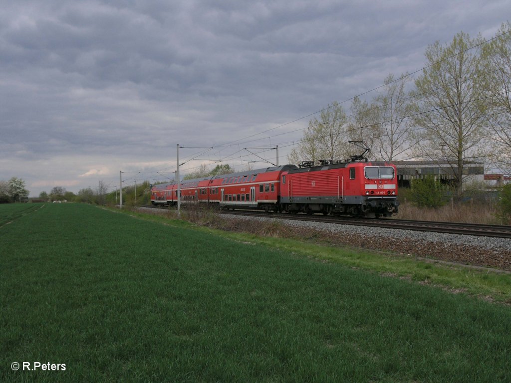 143 190-7 schiebt RE 17690 Leipzig HBF – Magdeburg HBF bei Podelwitz. 16.04.11
