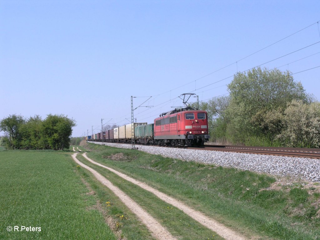 151 037-9 mit Containerzug nach Passau bei Moosham. 21.04.11