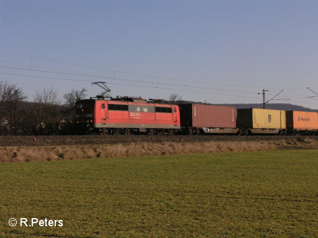 151 151-8 zieht bei Thngersheim ein Containerzug. 16.02.08
