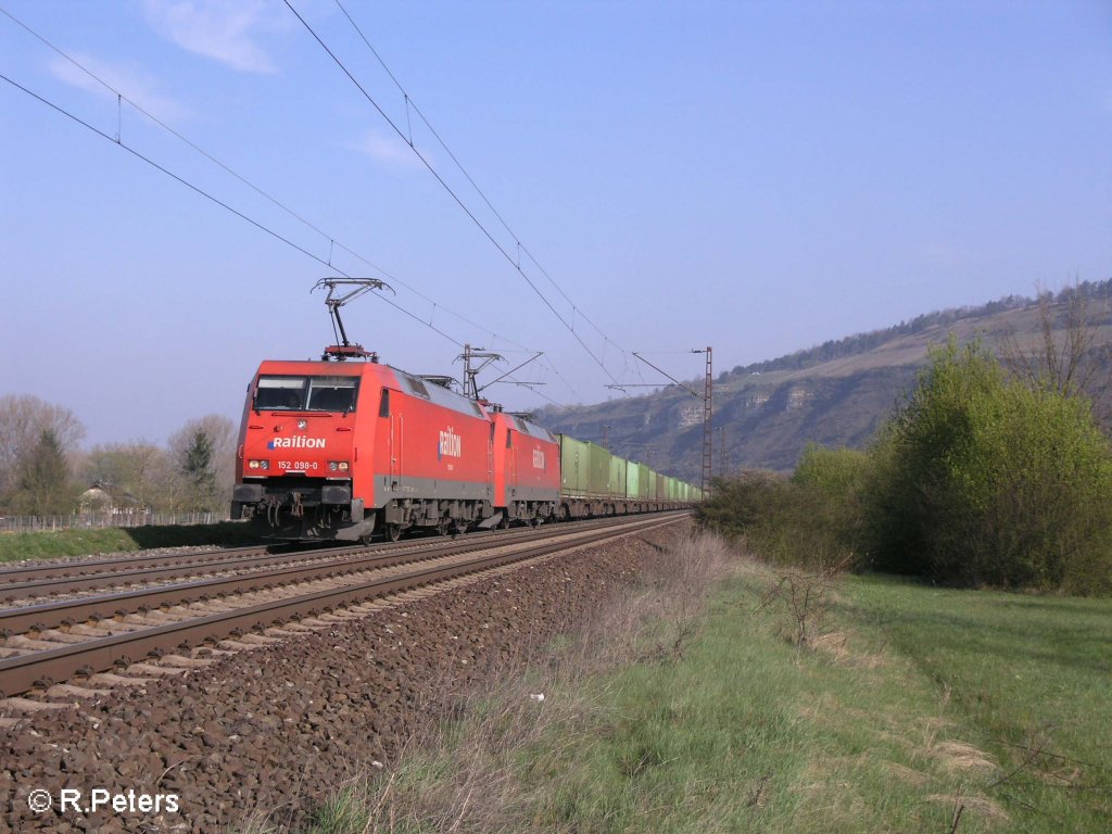 152 098-0 und eine Schwester Maschine durchfahren das Maintal mit ein Containerzug bei Thngersheim. 12.04.08