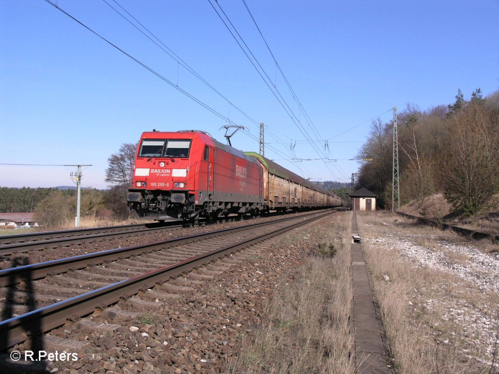 185 289-6 zieht ein Autozug bei Sengenthal nach Regensburg. 06.03.08