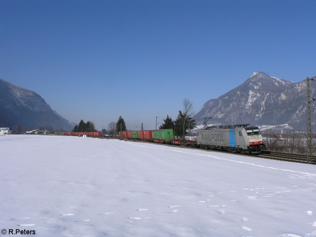 186 103 zieht ein Containerzug nach Kufstein bei Oberaudorf.16.02.10
