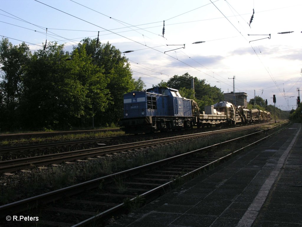 204 011-5 berfhrt in Saarmund ein Bauzug. 17.05.09