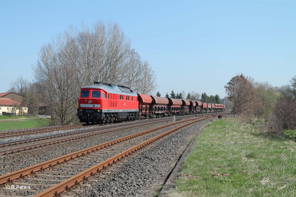 232 252-7 mit kurzen Schotterzug aus Pechbrunn in Richtung Weiden bei Schnfeld/Wiesau. 25.04.13