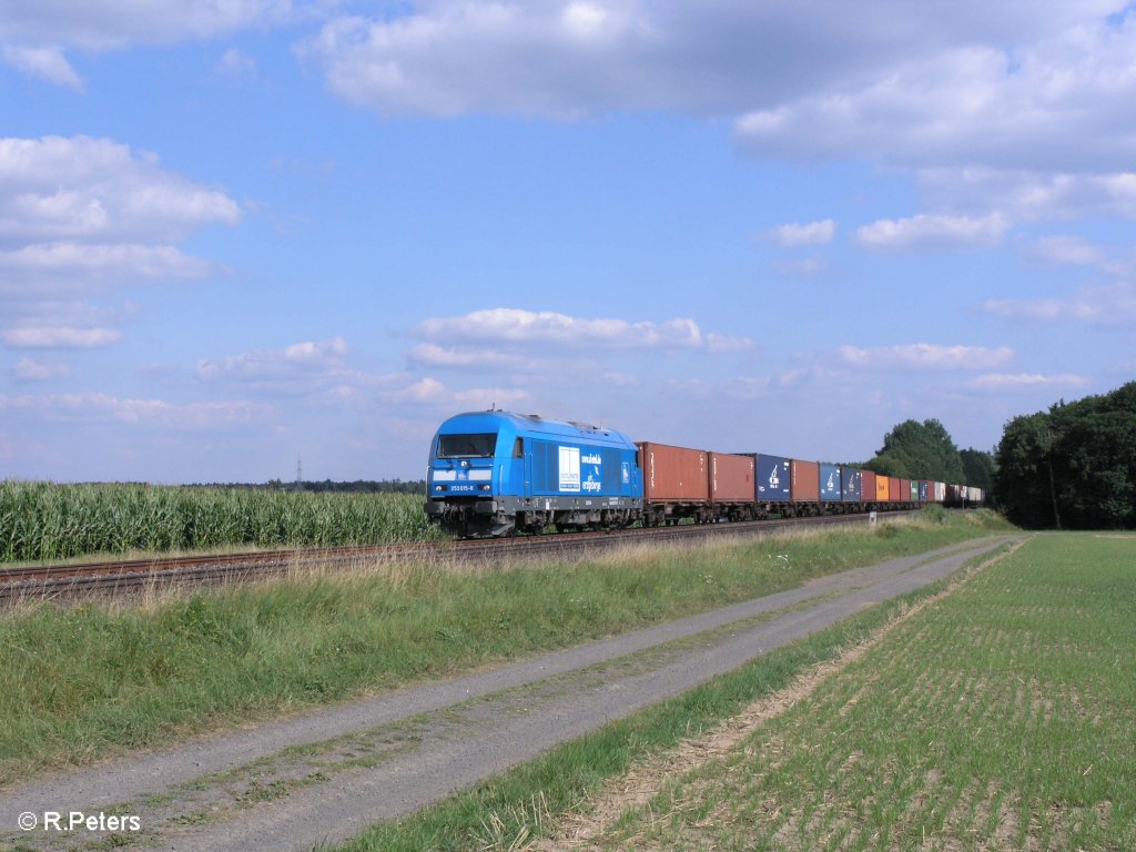 253 015-8 zieht bei Oberteich ein Containerzug nach Hof. 05.08.09