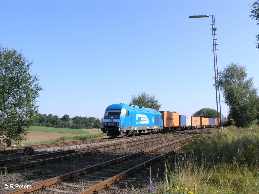 253 015-8 zieht bei Schnfeld ein Containerzug nach Nrnberg. 05.08.09