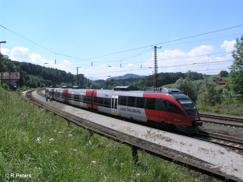 4024 106-9 steht am Bahnsteig in Hellwang-Elixhausen mit der S2 3071 Strawaldchen. 13.06.09
