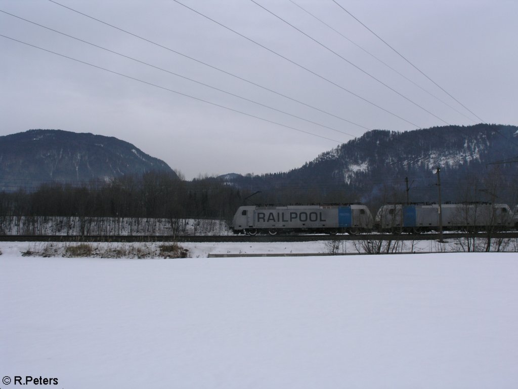 E186 103+ 101 ziehen kurz vor Kufstein ein Intermodalzug in Richtung Rosenheim. 18.02.09