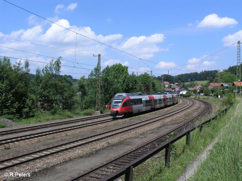 Ein 4024 fährt in Hellwang-Elixhausen mit einer S2 Golling Abtenau ein. 13.06.09