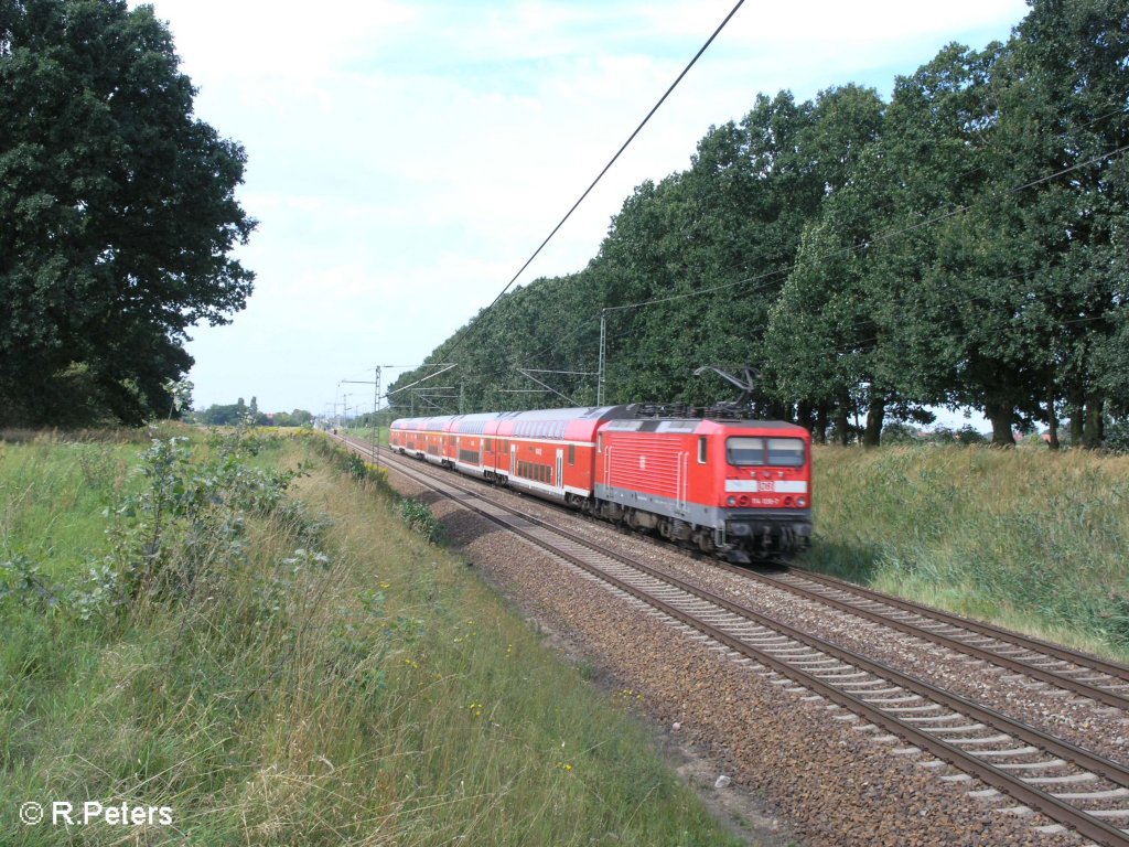 Eine 114er schiebt bei Jacobsdorf(Mark) den RE1 in Richtung Berlin. 19.08.08