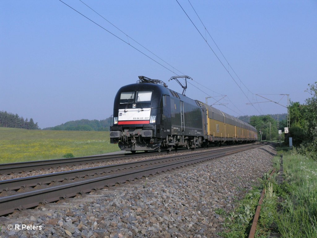 ES64 U2-037 mit ein BMW-Zug bei Plling. 13.05.11