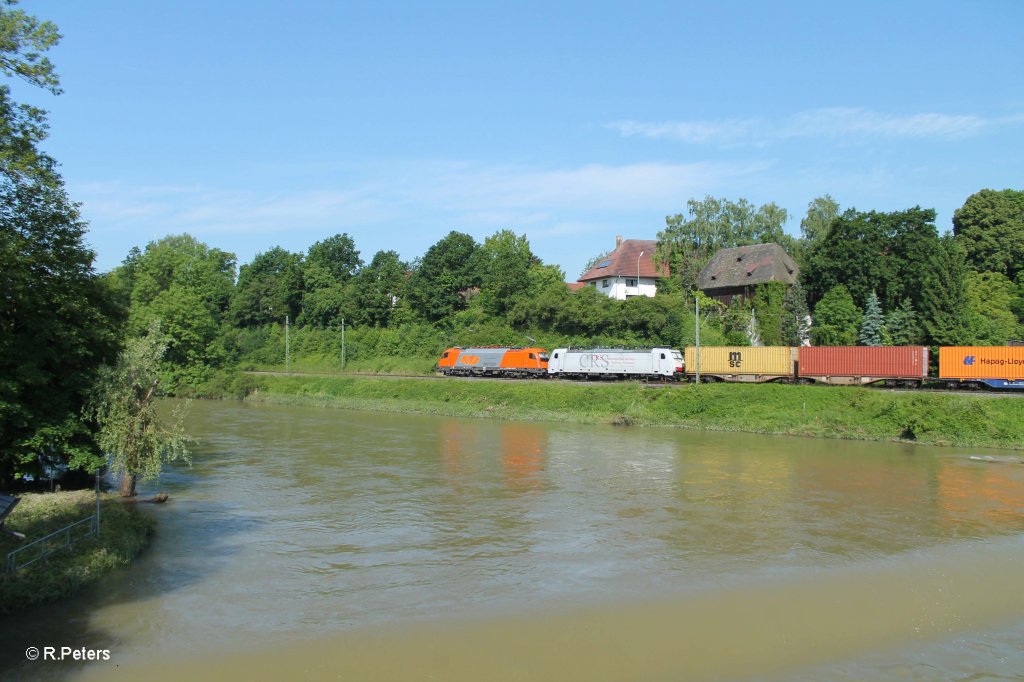 Nachschuss von 1216 901 und 186 239 mit Containerzug aus Passau bei Volkmannsdorf. 08.06.13