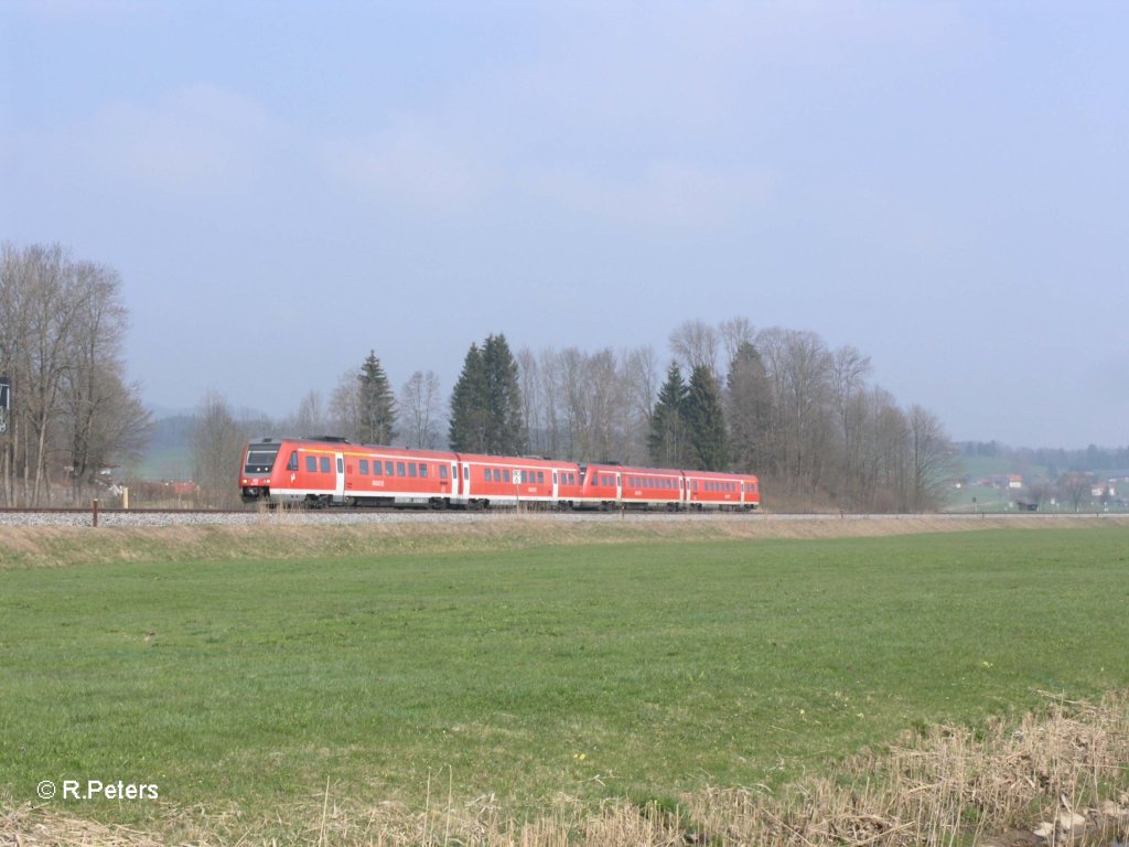 Zwei 612er ziehen bei Stein im Allgu als RE Lindau/Oberstdorf. 17.04.10